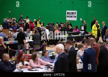 Bury, Regno Unito. Il 12 dicembre 2019. Una vista generale all'interno della sala di conteggio per l'elezione generale BRITANNICA 2019 per le circoscrizioni parlamentare di Bury nord come inizia il conteggio, svoltasi presso il castello il centro per il tempo libero. Credito: Russell Hart/Alamy Live News Foto Stock