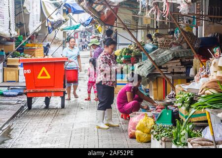 La città di Ho Chi Minh, Vietnam - 29 Ottobre 2013: laterale tipica scena di strada. Mercati e Negozi di alimentari abbondano nella città. Foto Stock