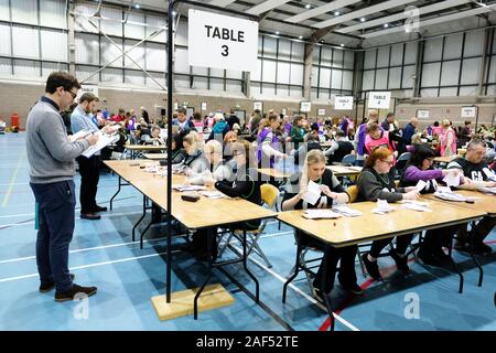 Hereford, Herefordshire, Regno Unito - Giovedì 12 Dicembre 2019 - Gli agenti per i candidati guarda come il conteggio comincia come il primo scrutinio arrivano al conteggio delle tabelle all'interno del conteggio elettorale centro in Hereford. Il conteggio a Hereford si riferisce a due circoscrizioni nord Herefordshire e anche Hereford & South Herefordshire, sia restituito MPs Conservative nel 2017 elezione generale - Photo Steven Maggio / Alamy Live News Foto Stock