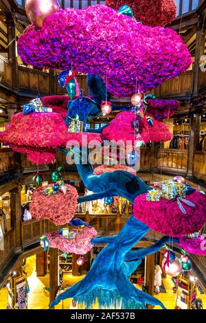 Un grande albero di Natale in un bonsai giapponese stile fatto di renne sospese dal soffitto in corrispondenza di Liberty of London, Regno Unito Foto Stock