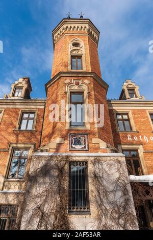 I dettagli di Schladming Town Hall - rosso mattone parete. Centro della austrian ski resort. Fu residenza di caccia del Principe Augusto di Sassonia Coburgo - Gotha. Foto Stock