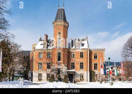 Schladming Municipio in inverno, coperta di neve park, al centro della citta'. È ospitato nella ex casa di caccia del Principe Augusto di Sassonia Coburgo - Gotha Foto Stock