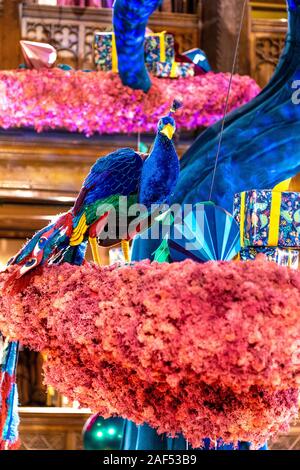 Un grande albero di Natale in un giapponese in stile bonsai sospesi dal soffitto in corrispondenza di Liberty of London, Regno Unito Foto Stock