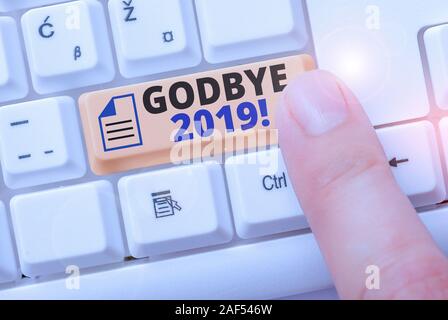 La scrittura della nota mostra Godbye 2019. Il concetto di business per esprimere auspici quando il troncaggio o alla fine dello scorso anno Foto Stock