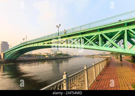 Il lungomare e il ponte sul fiume Saigon, Ho Chi Minh City, Vietnam Foto Stock