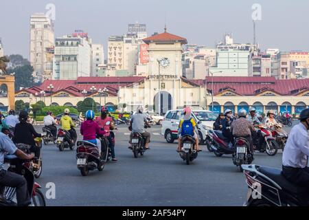 La città di Ho Chi Minh, Vietnam - 11 Novembre 2013: il traffico intenso al di fuori il mercato Ben Thanh. Motocicli sono una forma popolare di mezzi personali di trasporto. Foto Stock