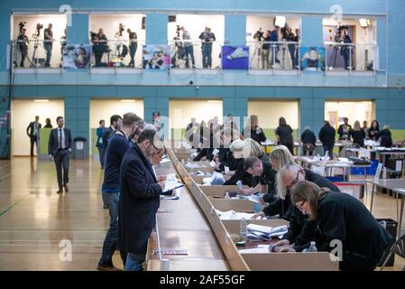 I voti vengono conteggiati al Leisuredrome in Bishopbriggs per la East Dunbartonshire parlamentare elezioni generali di conteggio. Foto Stock