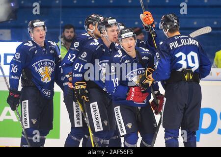 Pilsen, Repubblica Ceca. 12 Dic, 2019. I giocatori finlandesi celebrare l'obiettivo nella Repubblica ceca vs Finlandia corrisponde all'interno del canale una tazza, parte di Euro Hockey Tour in Pilsen, Repubblica Ceca, Dicembre 12, 2019. Credito: Miroslav Chaloupka/CTK foto/Alamy Live News Foto Stock