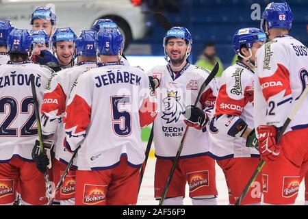 Pilsen, Repubblica Ceca. 12 Dic, 2019. Giocatori cechi celebrare la vittoria nella Repubblica ceca vs Finlandia corrisponde all'interno del canale una tazza, parte di Euro Hockey Tour in Pilsen, Repubblica Ceca, Dicembre 12, 2019. Credito: Miroslav Chaloupka/CTK foto/Alamy Live News Foto Stock