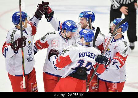 Pilsen, Repubblica Ceca. 12 Dic, 2019. Giocatori cechi celebrare obiettivo in Repubblica ceca vs Finlandia corrisponde all'interno del canale una tazza, parte di Euro Hockey Tour in Pilsen, Repubblica Ceca, Dicembre 12, 2019. Credito: Miroslav Chaloupka/CTK foto/Alamy Live News Foto Stock