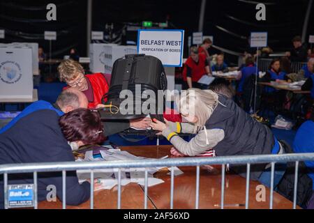 Belfast, Regno Unito. 12 Dic, 2019. Titanic Exhibition Centre di Belfast, 12/12/2019 Alle elezioni NEL REGNO UNITO: Scrutinio giungono e vengono aperti a Belfast Credit: Bonzo Alamy/Live News Foto Stock