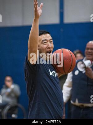 Ames, Iowa, USA. 12 Dic, 2019. ANDREW YANG con la palla durante una partita di basket con J.D. Scholten in palestra nel test di Ames, IA, City Hall. Scholten è un'Iowa democratici in esecuzione contro il congressista repubblicano Steve Re. Yang, un imprenditore è in esecuzione per la nomination democratica per la Presidenza USA nel 2020. Egli ha portato bus tour a Ames, IA, giovedì. Iowa ospita il primo evento elettorale delle elezioni presidenziali ciclo. L'Iowa Caucus sarà nel Febbraio 3, 2020. Credit: Jack Kurtz/ZUMA filo/Alamy Live News Foto Stock