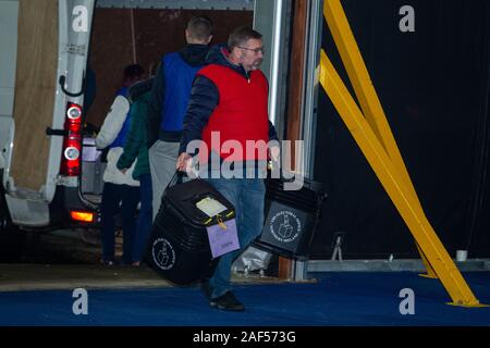 Belfast, Regno Unito. 12 Dic, 2019. Titanic Exhibition Centre di Belfast, 12/12/2019 Alle elezioni NEL REGNO UNITO: Scrutinio giungono e vengono aperti a Belfast Credit: Bonzo Alamy/Live News Foto Stock