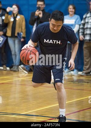 Ames, Iowa, USA. 12 Dic, 2019. ANDREW YANG dribbling la palla durante una partita di basket con J.D. Scholten in palestra nel test di Ames, IA, City Hall. Scholten è un'Iowa democratici in esecuzione contro il congressista repubblicano Steve Re. Yang, un imprenditore è in esecuzione per la nomination democratica per la Presidenza USA nel 2020. Egli ha portato bus tour a Ames, IA, giovedì. Iowa ospita il primo evento elettorale delle elezioni presidenziali ciclo. L'Iowa Caucus sarà nel Febbraio 3, 2020. Credit: Jack Kurtz/ZUMA filo/Alamy Live News Foto Stock