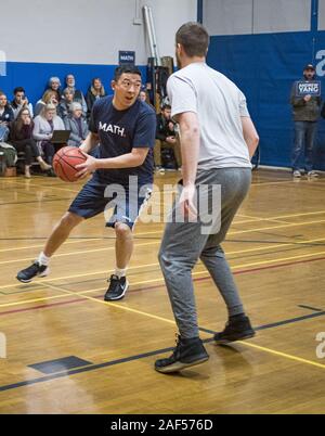 Ames, Iowa, USA. 12 Dic, 2019. ANDREW YANG gestisce la palla durante una partita di basket con J.D. Scholten in palestra nel test di Ames, IA, City Hall. Scholten è un'Iowa democratici in esecuzione contro il congressista repubblicano Steve Re. Yang, un imprenditore è in esecuzione per la nomination democratica per la Presidenza USA nel 2020. Egli ha portato bus tour a Ames, IA, giovedì. Iowa ospita il primo evento elettorale delle elezioni presidenziali ciclo. L'Iowa Caucus sarà nel Febbraio 3, 2020. Credit: Jack Kurtz/ZUMA filo/Alamy Live News Foto Stock