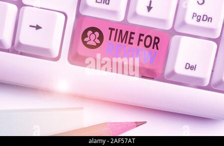 Segno di testo che mostra il tempo necessario per esaminare. Business photo revisione del testo di un sistema o di una situazione nel suo esame formale Foto Stock