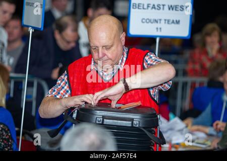 Belfast, Regno Unito. 12 Dic, 2019. Titanic Exhibition Centre di Belfast, 12/12/2019 Alle elezioni NEL REGNO UNITO: Scrutinio giungono e vengono aperti a Belfast Credit: Bonzo Alamy/Live News Foto Stock