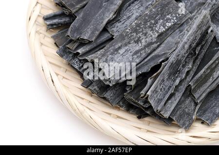 Il cibo giapponese konbu kelp su sfondo bianco Foto Stock