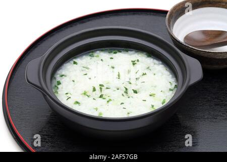 Il cibo giapponese, Nanakusagayu in una ciotola donabe su sfondo bianco Foto Stock