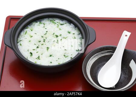 Il cibo giapponese, Nanakusagayu in una ciotola donabe su sfondo bianco Foto Stock