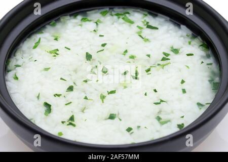 Il cibo giapponese, Nanakusagayu in una ciotola donabe su sfondo bianco Foto Stock