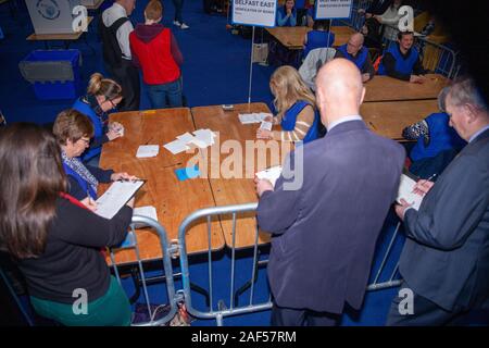 Belfast, Regno Unito. 12 Dic, 2019. Titanic Exhibition Centre di Belfast, 12/12/2019 Alle elezioni NEL REGNO UNITO: Scrutinio giungono e vengono aperti a Belfast Credit: Bonzo Alamy/Live News Foto Stock