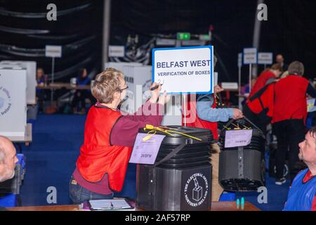 Belfast, Regno Unito. 12 Dic, 2019. Titanic Exhibition Centre di Belfast, 12/12/2019 Alle elezioni NEL REGNO UNITO: Scrutinio giungono e vengono aperti a Belfast Credit: Bonzo Alamy/Live News Foto Stock