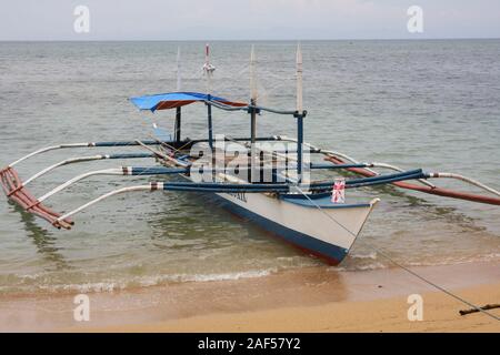 Bangkas (o bankas), outrigger tradizionali barche di legno usato dal filippino pescatori artigianali Foto Stock