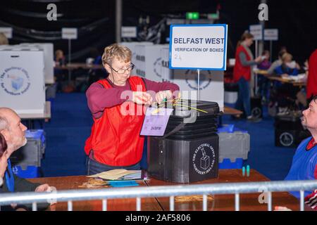 Belfast, Regno Unito. 12 Dic, 2019. Titanic Exhibition Centre di Belfast, 12/12/2019 Alle elezioni NEL REGNO UNITO: Scrutinio giungono e vengono aperti a Belfast Credit: Bonzo Alamy/Live News Foto Stock