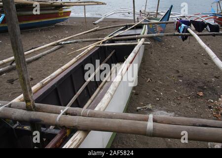 Bangkas (o bankas), outrigger tradizionali barche di legno usato dal filippino pescatori artigianali Foto Stock