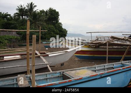 Bangkas (o bankas), outrigger tradizionali barche di legno usato dal filippino pescatori artigianali Foto Stock