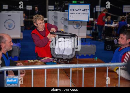 Belfast, Regno Unito. 12 Dic, 2019. Titanic Exhibition Centre di Belfast, 12/12/2019 Alle elezioni NEL REGNO UNITO: Scrutinio giungono e vengono aperti a Belfast Credit: Bonzo Alamy/Live News Foto Stock