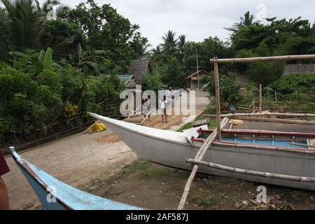 Bangkas (o bankas), outrigger tradizionali barche di legno usato dal filippino pescatori artigianali Foto Stock