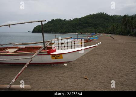 Bangkas (o bankas), outrigger tradizionali barche di legno usato dal filippino pescatori artigianali Foto Stock