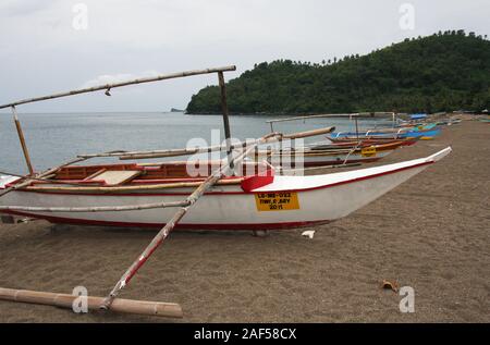 Bangkas (o bankas), outrigger tradizionali barche di legno usato dal filippino pescatori artigianali Foto Stock