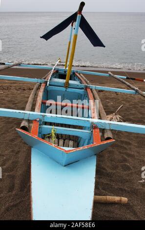 Bangkas (o bankas), outrigger tradizionali barche di legno usato dal filippino pescatori artigianali Foto Stock