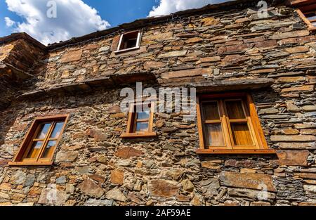 Dettaglio di piccole finestre su una parete scistosa nel villaggio di Talasnal, Lousa Mountain Range, Coimbra, Portogallo Foto Stock