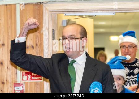 Southend on Sea, Essex, Regno Unito. Scrutini hanno cominciato ad essere contati presso la sala di conteggio per entrambi il Southend West e Rochford e Southend East circoscrizioni. Candidato conservatore James Duddridge arrivando, già celebrando Foto Stock