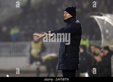 Belgrado. 12 Dic, 2019. Astana's head coach romano gesti Grygorchuk durante una UEFA Europa League Gruppo l incontro di calcio tra Partizan e Astana a Belgrado in Serbia il 12 dicembre, 2019. Credito: Predrag Milosavljevic/Xinhua/Alamy Live News Foto Stock