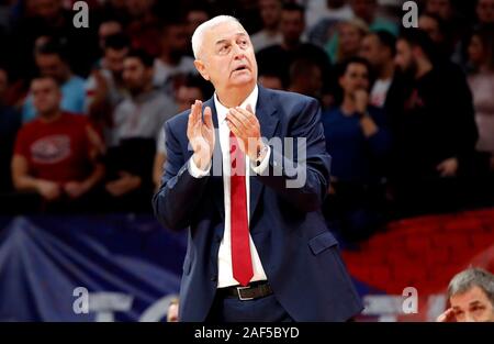 Belgrado. 12 Dic, 2019. Crvena Zvezda's head coach Dragan Sakota applausi a scena aperta durante la stagione regolare round 13 dell'Eurolega di basket match tra Crvena Zvezda e Baskonia a Belgrado in Serbia il 12 dicembre, 2019. Credito: Predrag Milosavljevic/Xinhua/Alamy Live News Foto Stock