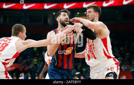 Belgrado. 12 Dic, 2019. Il Baskonia Tornike Shengelia (C) sistema VIES con Crvena Zvezda's Ognjen Kuzmic (R) e Borisa Simanic durante la stagione regolare round 13 dell'Eurolega di basket match tra Crvena Zvezda e Baskonia a Belgrado in Serbia il 12 dicembre, 2019. Credito: Predrag Milosavljevic/Xinhua/Alamy Live News Foto Stock