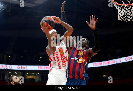 Belgrado. 12 Dic, 2019. Crvena Zvezda's Lorenzo marrone (L) va per cestello contro Baskonia's Youssoupha cadere durante la stagione regolare round 13 dell'Eurolega di basket match tra Crvena Zvezda e Baskonia a Belgrado in Serbia il 12 dicembre, 2019. Credito: Predrag Milosavljevic/Xinhua/Alamy Live News Foto Stock