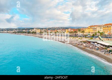 Il turista a godere di un pomeriggio estivo presso la Baia degli Angeli a Nizza, in Francia in quanto il salotto ad un beach club privato sulla riviera francese. Foto Stock