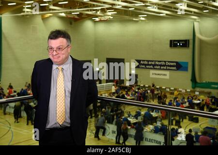 Candidato Stephen Farry del partito dell'Alleanza viene intervistato durante il conteggio in Aurora acquatici e un complesso di svaghi, Bangor, Irlanda del Nord, per il nord verso il basso e circoscrizione Strangford durante il 2019 elezione generale. Foto Stock