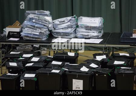 Maidenhead, Regno Unito. 12 dicembre, 2019. Urne contenenti voti nelle elezioni generali per la circoscrizione di Windsor. Credito: Mark Kerrison/Alamy Live News Foto Stock