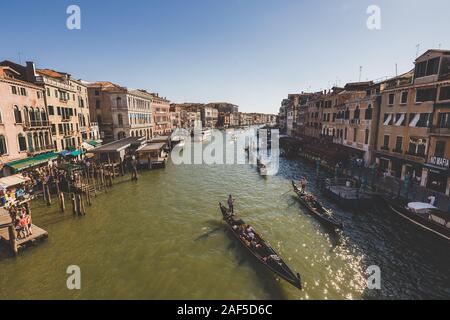 Venezia, Italia - Luglio 14th, 2017: Acqua taxi e gondole sono navigando lungo il Canal Grande. Grand Canal è uno dei principali di acqua nei corridoi di traffico Foto Stock