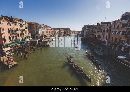 Venezia, Italia - Luglio 14th, 2017: Acqua taxi e gondole sono navigando lungo il Canal Grande. Grand Canal è uno dei principali di acqua nei corridoi di traffico Foto Stock