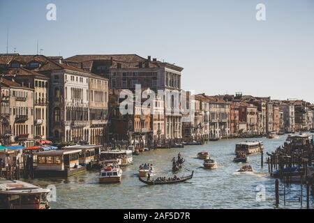 Venezia, Italia - Luglio 14th, 2017: Acqua taxi e gondole sono navigando lungo il Canal Grande. Grand Canal è uno dei principali di acqua nei corridoi di traffico Foto Stock