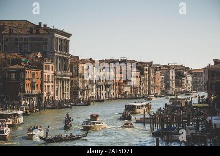 Venezia, Italia - Luglio 14th, 2017: Acqua taxi e gondole sono navigando lungo il Canal Grande. Grand Canal è uno dei principali di acqua nei corridoi di traffico Foto Stock