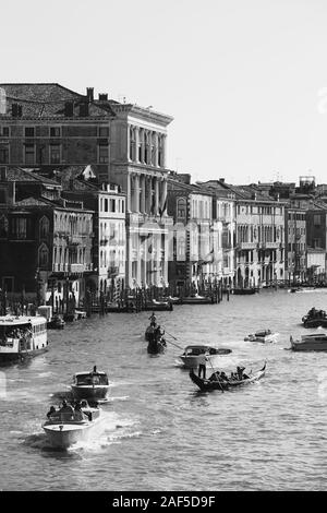 Venezia, Italia - Luglio 14th, 2017: Acqua taxi e gondole sono navigando lungo il Canal Grande. Grand Canal è uno dei principali di acqua nei corridoi di traffico Foto Stock